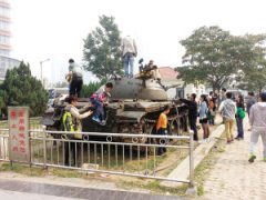 图文:会师广场坦克大炮接连遭市民攀爬